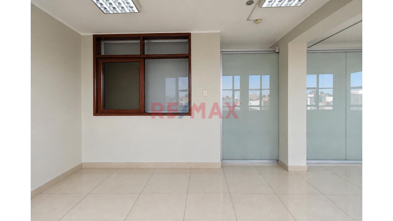 Oficina En Alquiler Tercer Piso En Plena Av. Flora Tristan - La Molina - 11