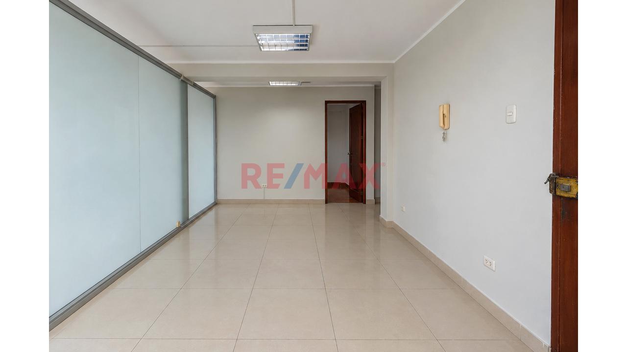 Oficina En Alquiler Tercer Piso En Plena Av. Flora Tristan - La Molina - 12