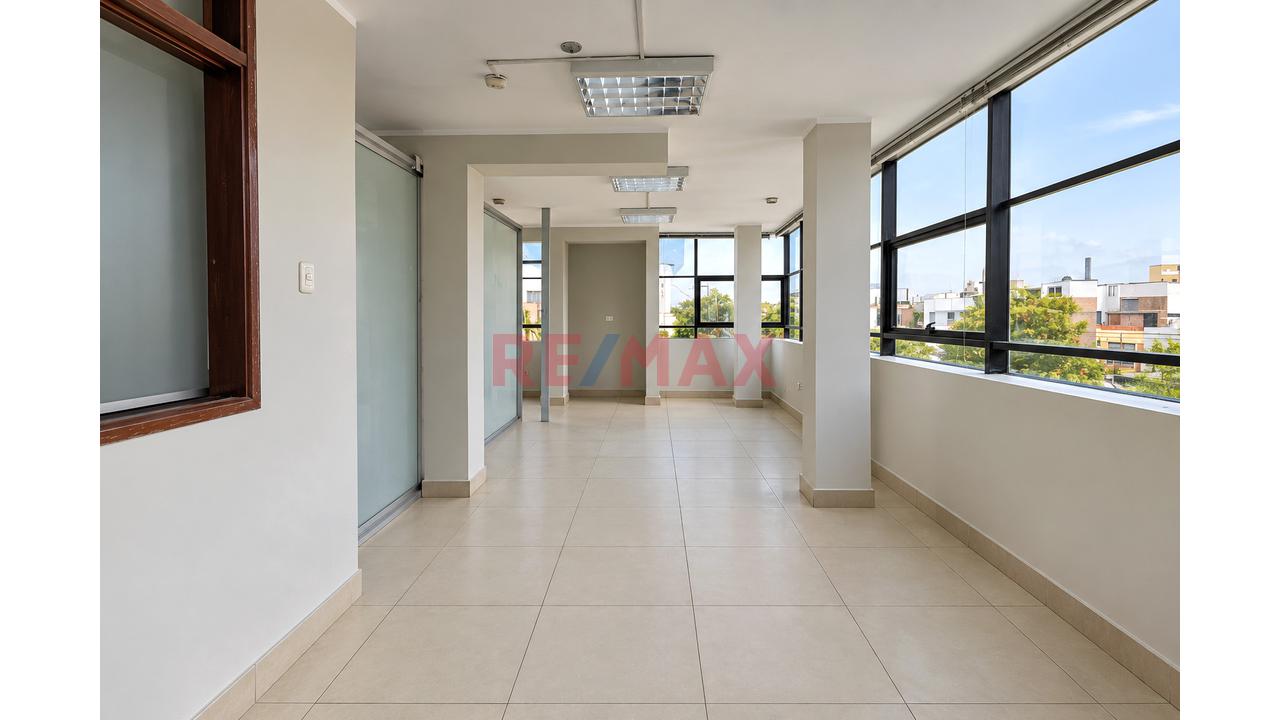 Oficina En Alquiler Tercer Piso En Plena Av. Flora Tristan - La Molina - 7