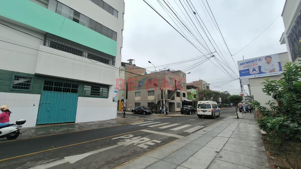 Se Vende Casa En San Juan Miraflores Como Terreno - 18