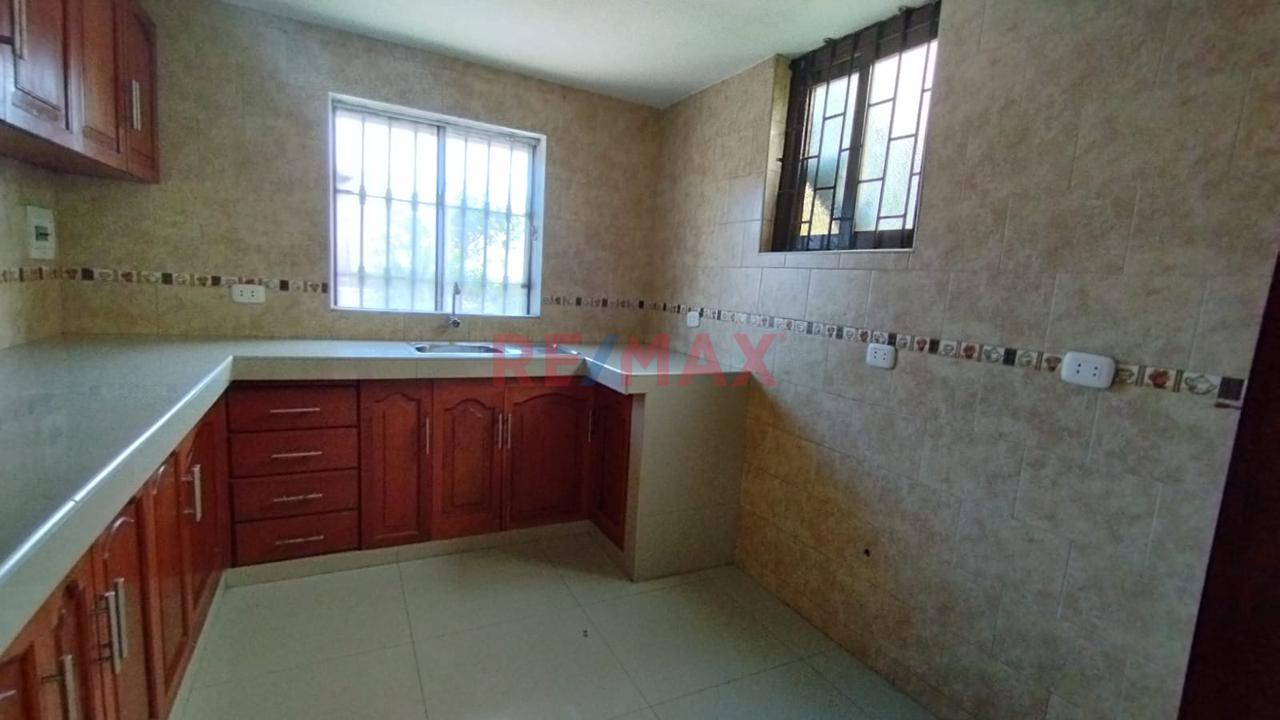 ¡Excelente Oportunidad De Inversión! Casa Multifamiliar De 3 Pisos Con Entradas Independientes En La Perla, Callao — foto 3