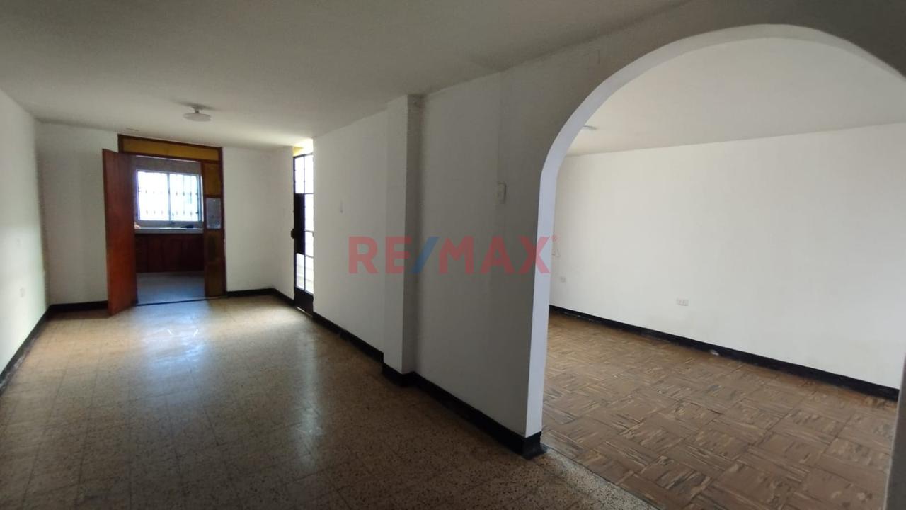 ¡Excelente Oportunidad De Inversión! Casa Multifamiliar De 3 Pisos Con Entradas Independientes En La Perla, Callao — foto 2