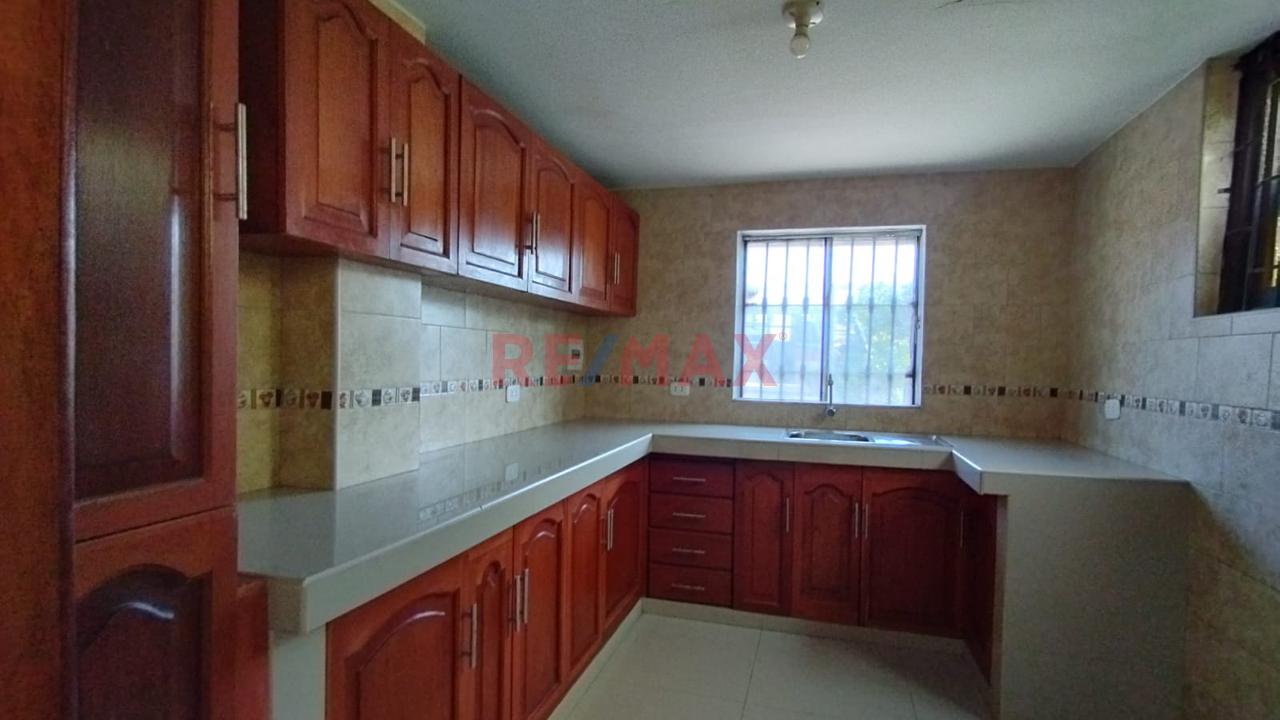 ¡Excelente Oportunidad De Inversión! Casa Multifamiliar De 3 Pisos Con Entradas Independientes En La Perla, Callao — foto 8