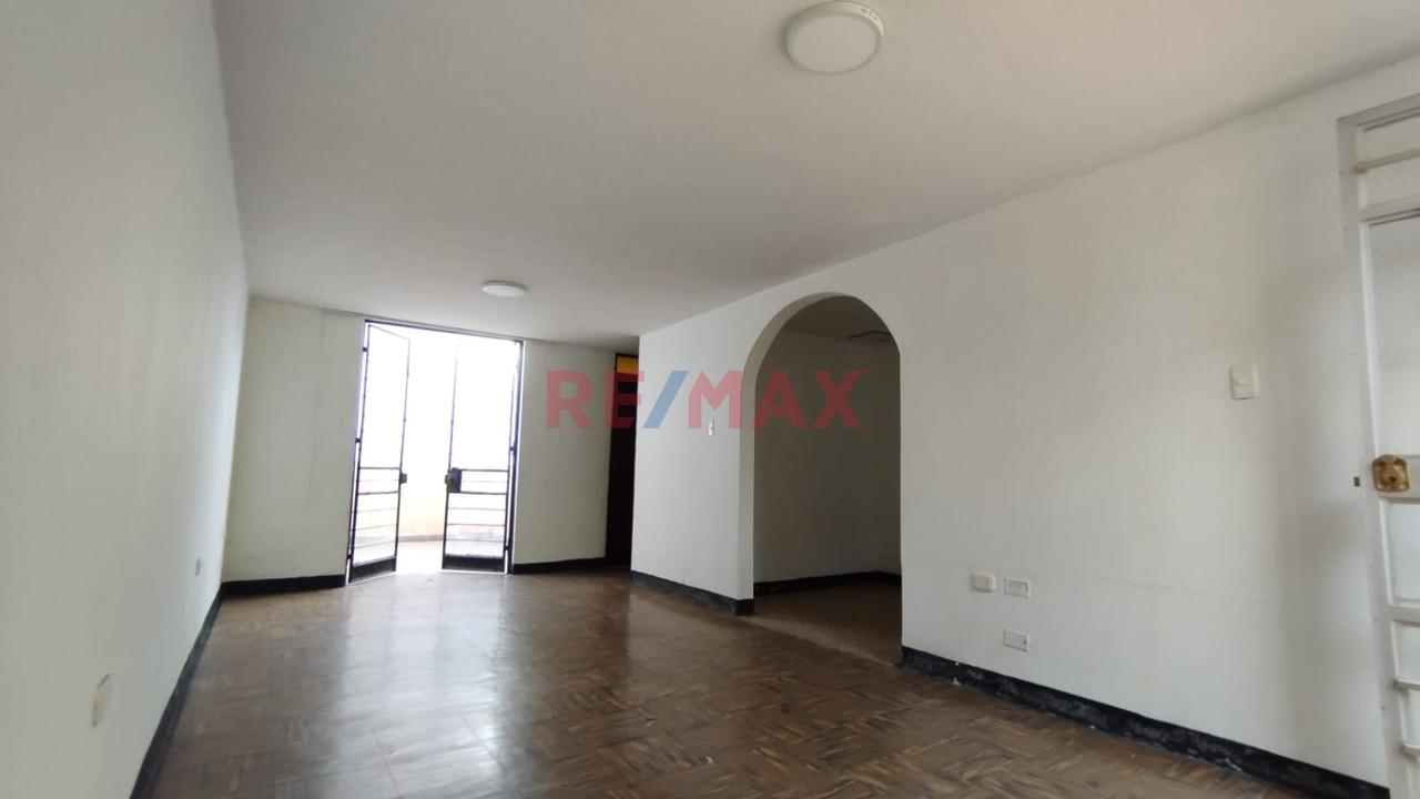 ¡Excelente Oportunidad De Inversión! Casa Multifamiliar De 3 Pisos Con Entradas Independientes En La Perla, Callao — foto 6