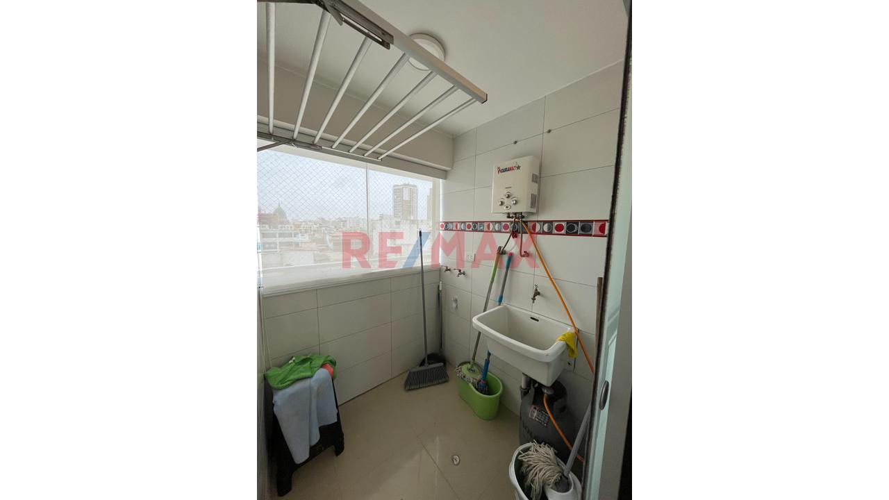 Amplio Departamento Remodelado De 3 Habitaciones, Balcón Y Doble Cochera – Magdalena Del Mar — foto 2