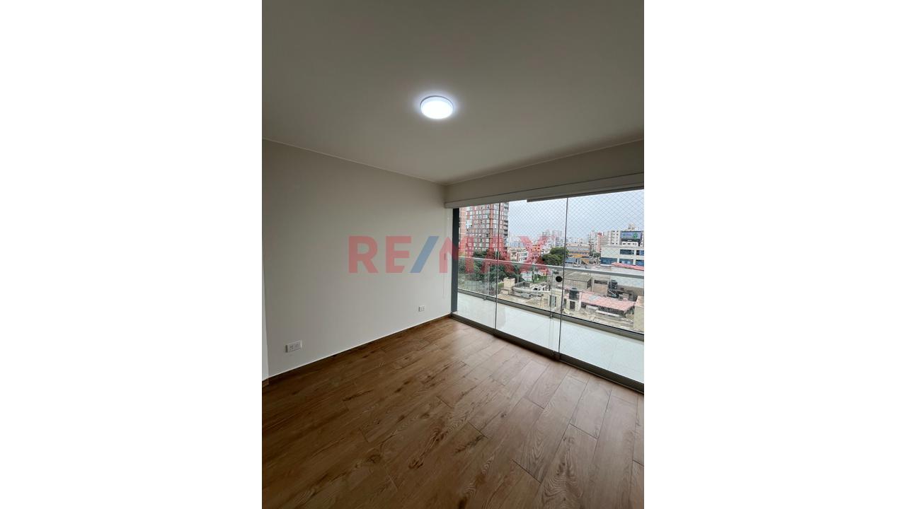 Amplio Departamento Remodelado De 3 Habitaciones, Balcón Y Doble Cochera – Magdalena Del Mar — foto 4