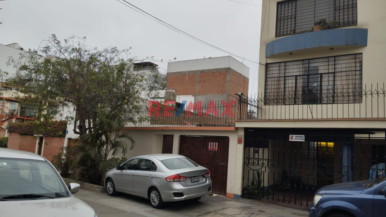 Vendo Casa Como Terreno 178 M2 Para 4 Pisos Y Azotea, En Calle Alfa Y Omega, Surquillo