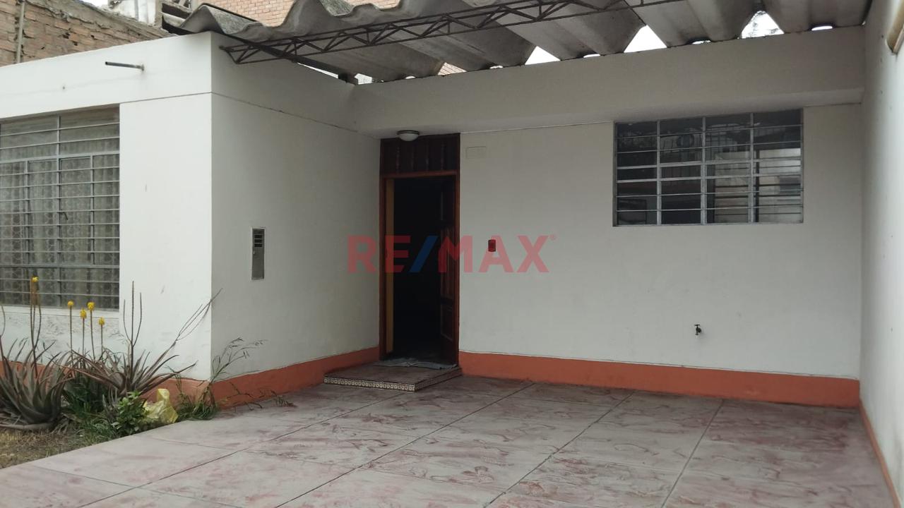 Vendo Casa Como Terreno 178 M2 Para 4 Pisos Y Azotea, En Calle Alfa Y Omega, Surquillo — foto 2