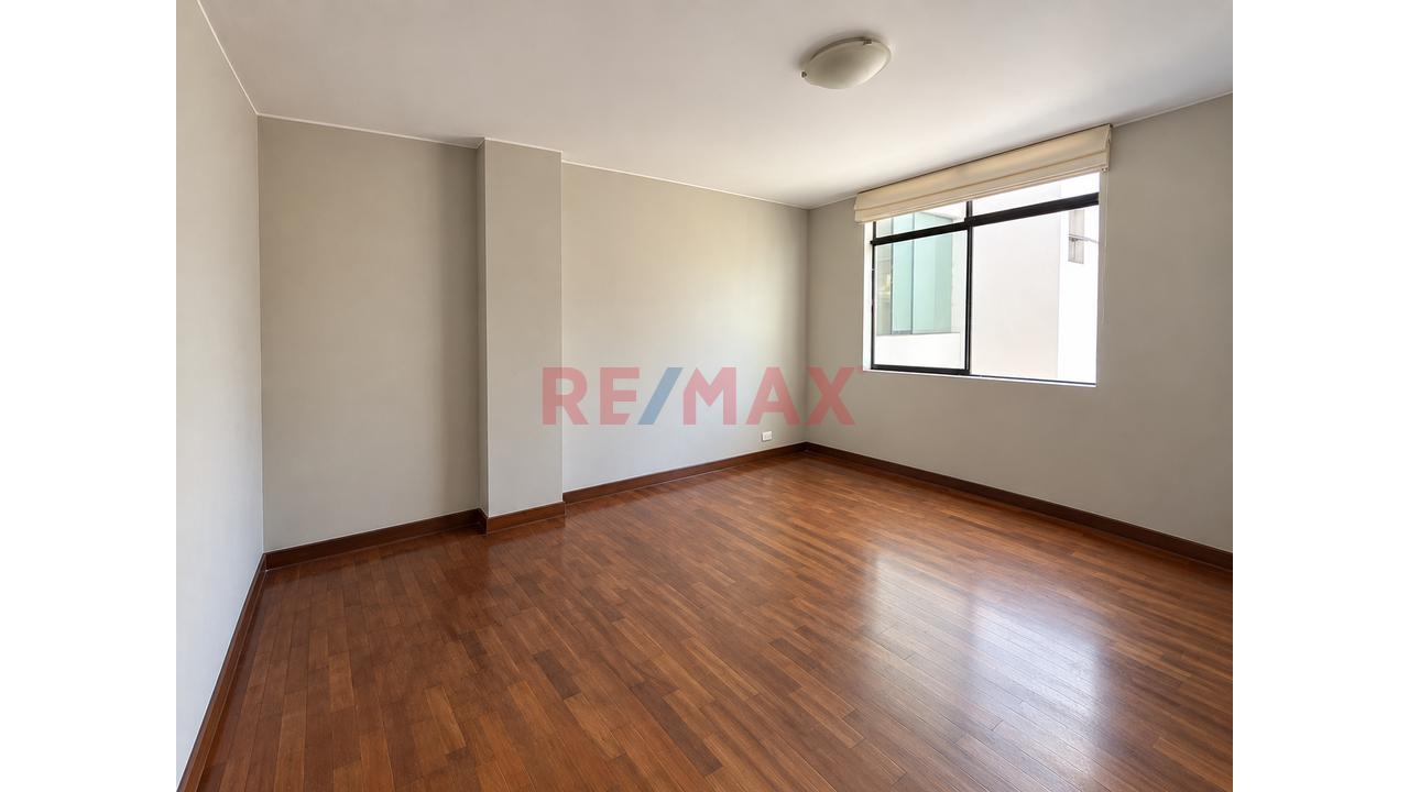 🏡 Alquiler De Amplio Departamento Frente A Parque En La Castellana – Surco — foto 2