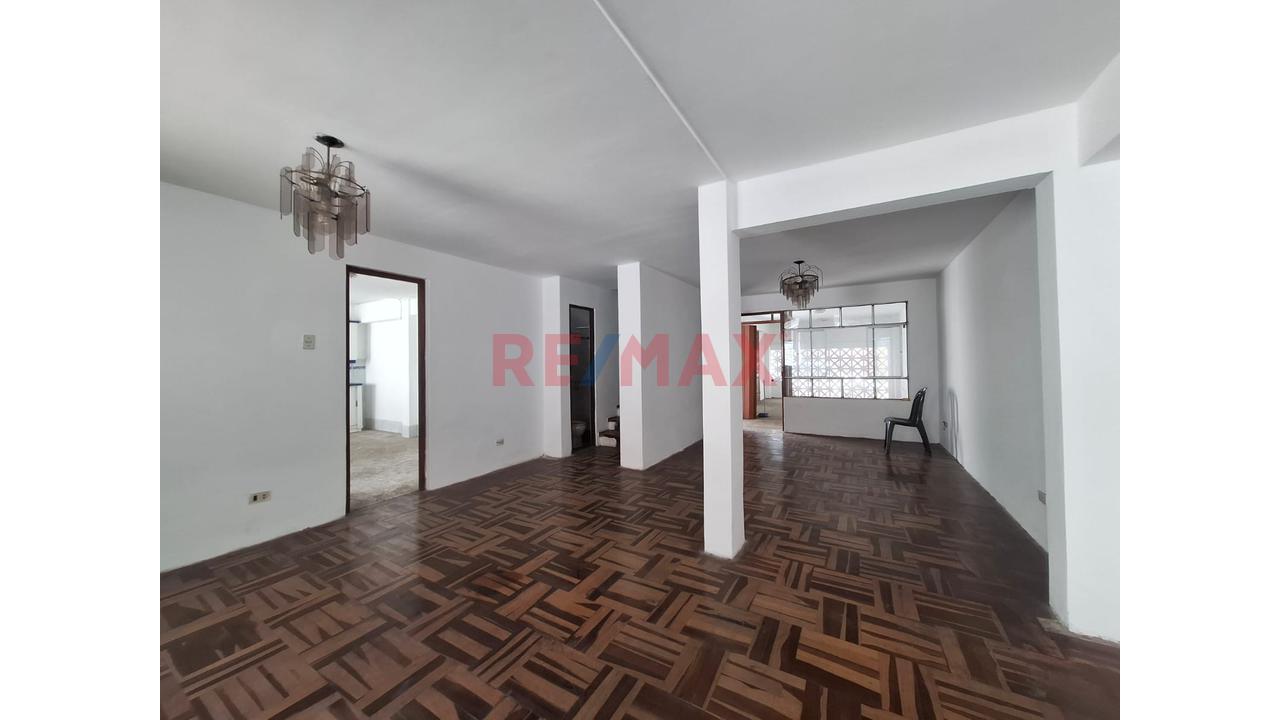 Casa En Venta En Inmediaciones De Salamanca – Olimpo, Ate – A Media Cuadra Del Parque Juno Y A Pocos Metros De La Vía De Evitamiento