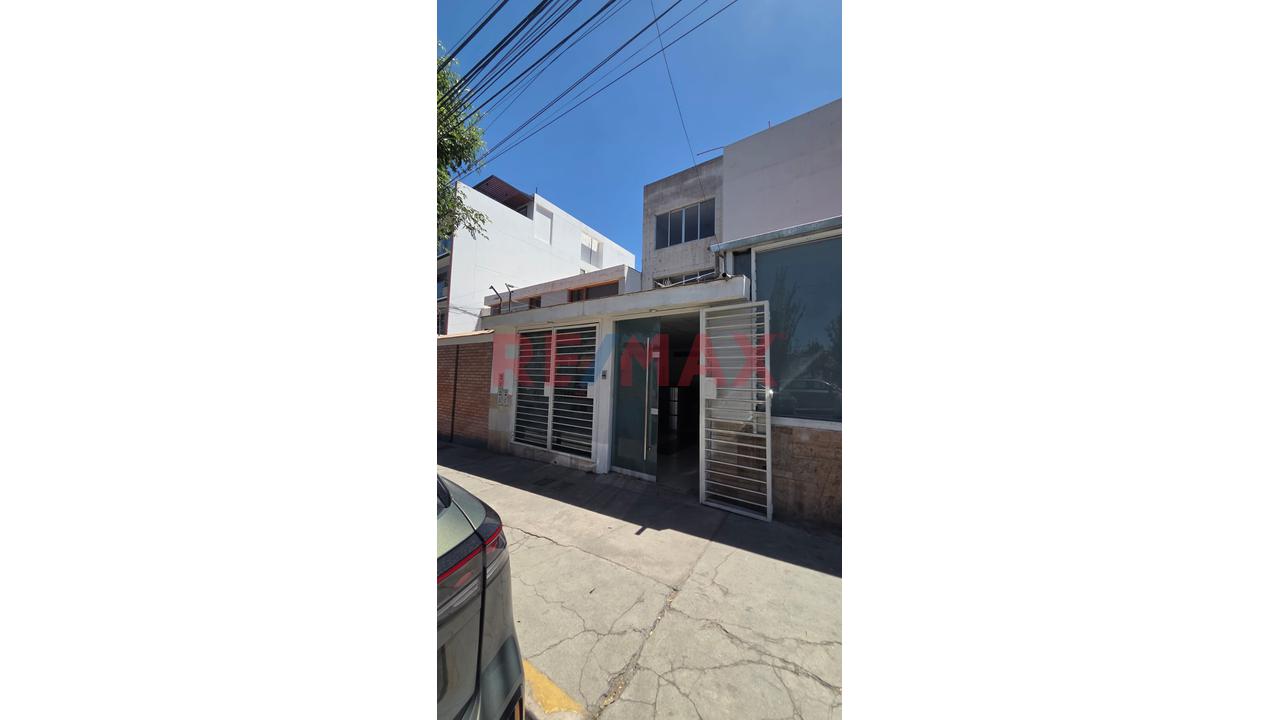 Alquiler De Local Ideal Para Clínica En Av. Bolognesi, Yanahuara