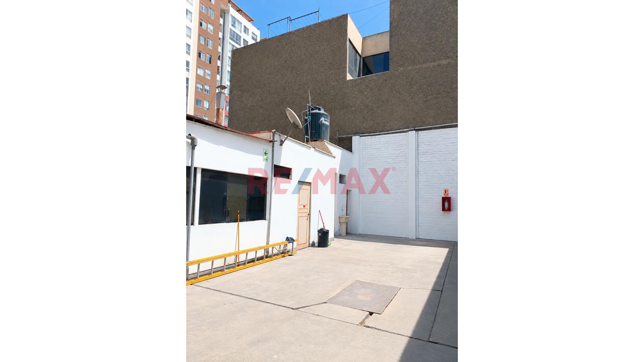 Alquiler Local Comercial Bien Ubicado, Facil Acceso En Santa Beatriz, Con Estacionamientos Para Clientes — foto 14