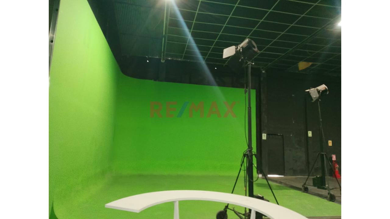 Alquiler Local Comercial Bien Ubicado, Facil Acceso En Santa Beatriz, Con Estacionamientos Para Clientes — foto 4