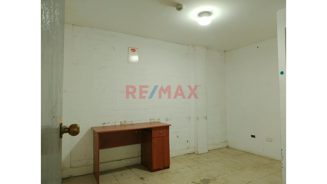 Alquiler Local Comercial Bien Ubicado, Facil Acceso En Santa Beatriz, Con Estacionamientos Para Clientes — foto 9