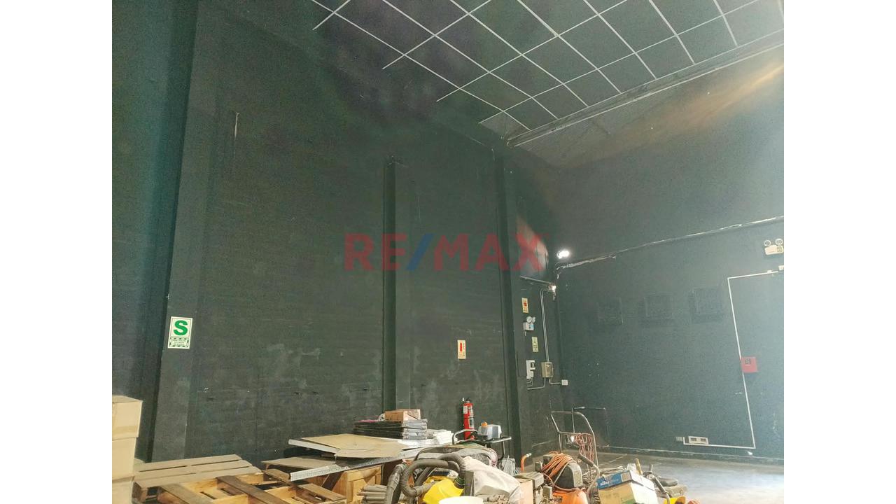 Alquiler Local Comercial Bien Ubicado, Facil Acceso En Santa Beatriz, Con Estacionamientos Para Clientes — foto 2