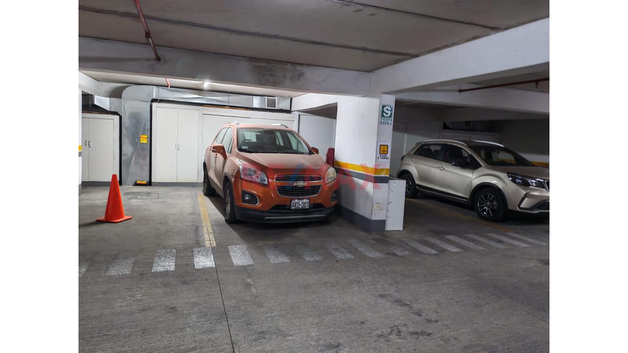 En Venta Departamento En Condominio Mas Cochera En San Miguel - 19