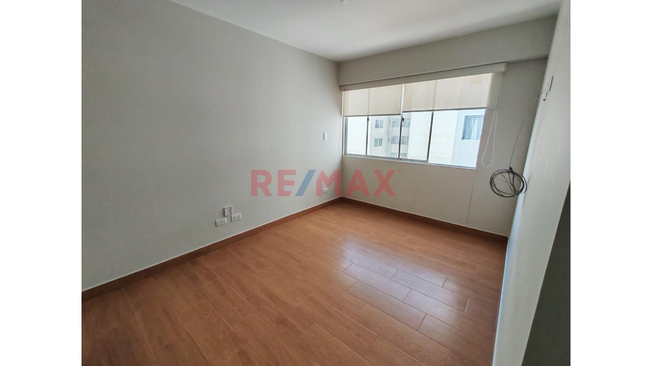 En Venta Departamento En Condominio Mas Cochera En San Miguel - 14