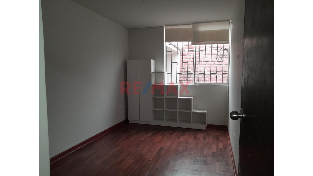 Casa En Alquiler En Chorrillos Con Cochera Y Vigilancia 24 Horas — foto 6