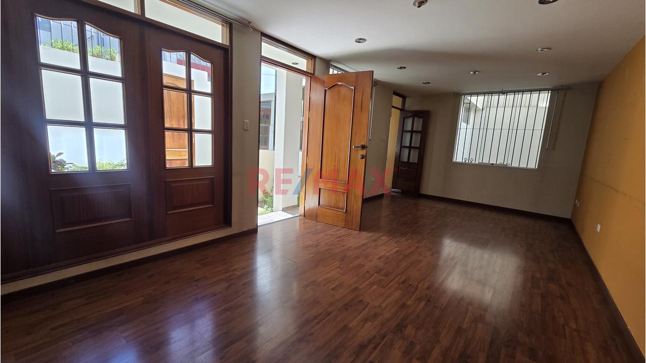 Se Alquila Amplia Casa En Esquina Frente A Parque Urb Santa Maria Lambramani Cerca A Los Principales Malls — foto 4