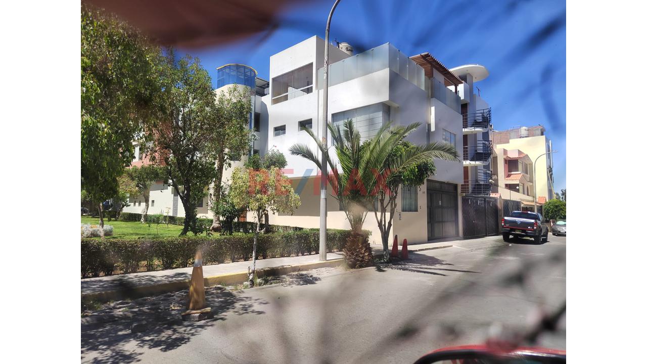 Se Alquila Amplia Casa En Esquina Frente A Parque Urb Santa Maria Lambramani Cerca A Los Principales Malls