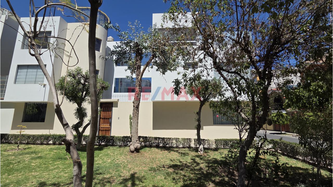 Se Alquila Amplia Casa En Esquina Frente A Parque Urb Santa Maria Lambramani Cerca A Los Principales Malls — foto 3