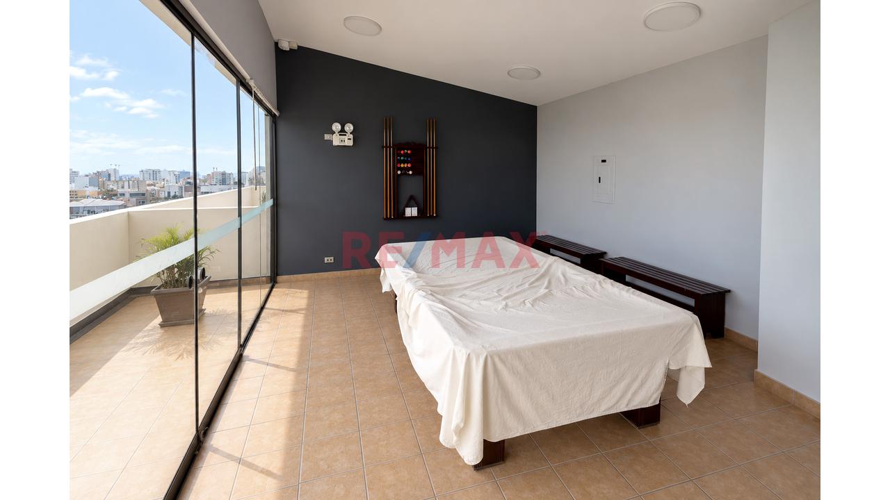 Alquilo Lindo Y Funcional Departamento Con Estacionamiento Con Excelente Ubicación Esquina Av. 28 De Julio Con Av. Reducto En Miraflores — foto 2