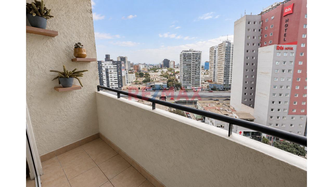 Alquilo Lindo Y Funcional Departamento Con Estacionamiento Con Excelente Ubicación Esquina Av. 28 De Julio Con Av. Reducto En Miraflores — foto 5