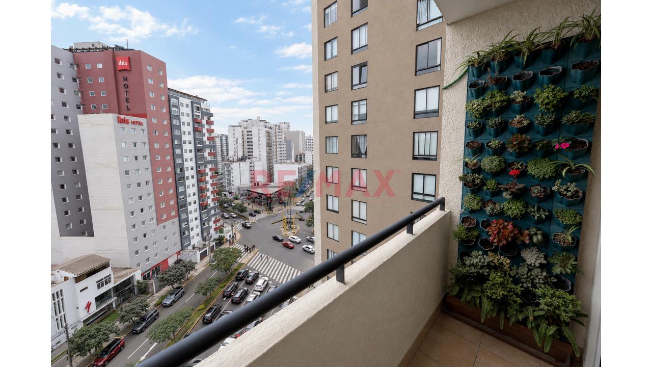 Alquilo Lindo Y Funcional Departamento Con Estacionamiento Con Excelente Ubicación Esquina Av. 28 De Julio Con Av. Reducto En Miraflores — foto 8
