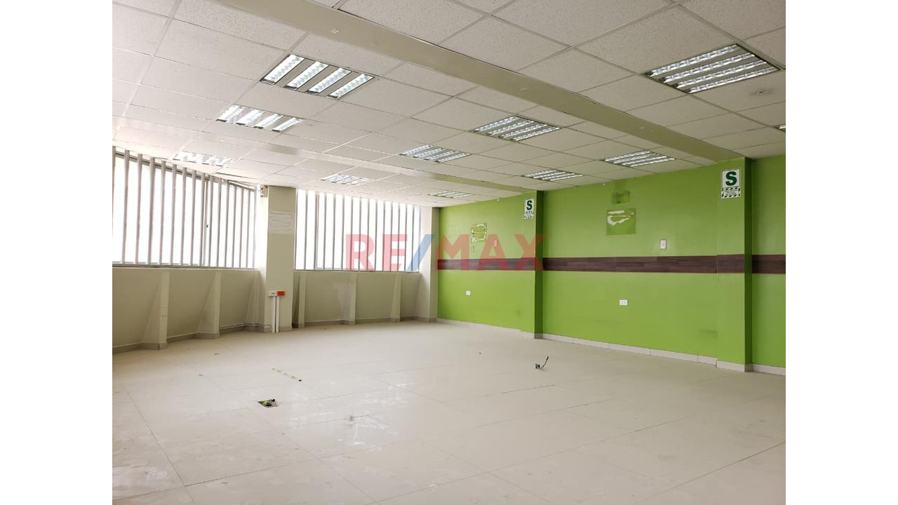 🏢 Se Alquila Local Comercial De 3 Pisos En Esquina | El Tambo — Una Ubicación Estratégica Para Empresas E Inversionistas - 8