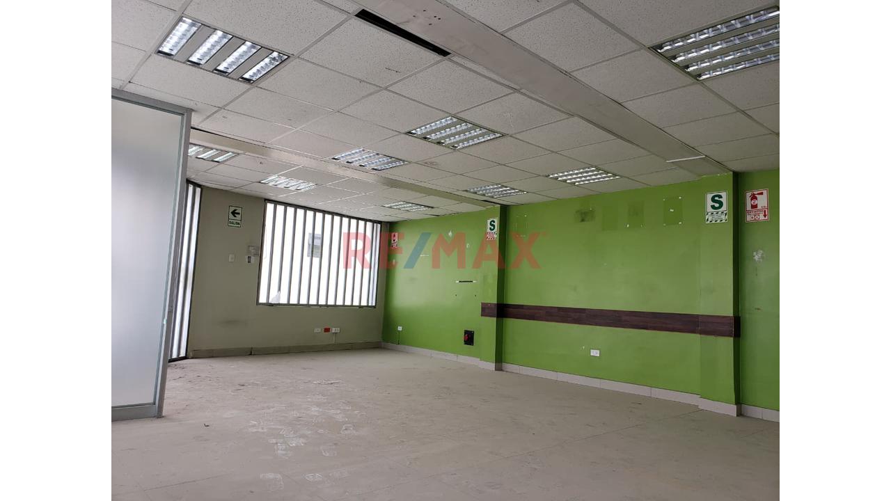 🏢 Se Alquila Local Comercial De 3 Pisos En Esquina | El Tambo — Una Ubicación Estratégica Para Empresas E Inversionistas - 3
