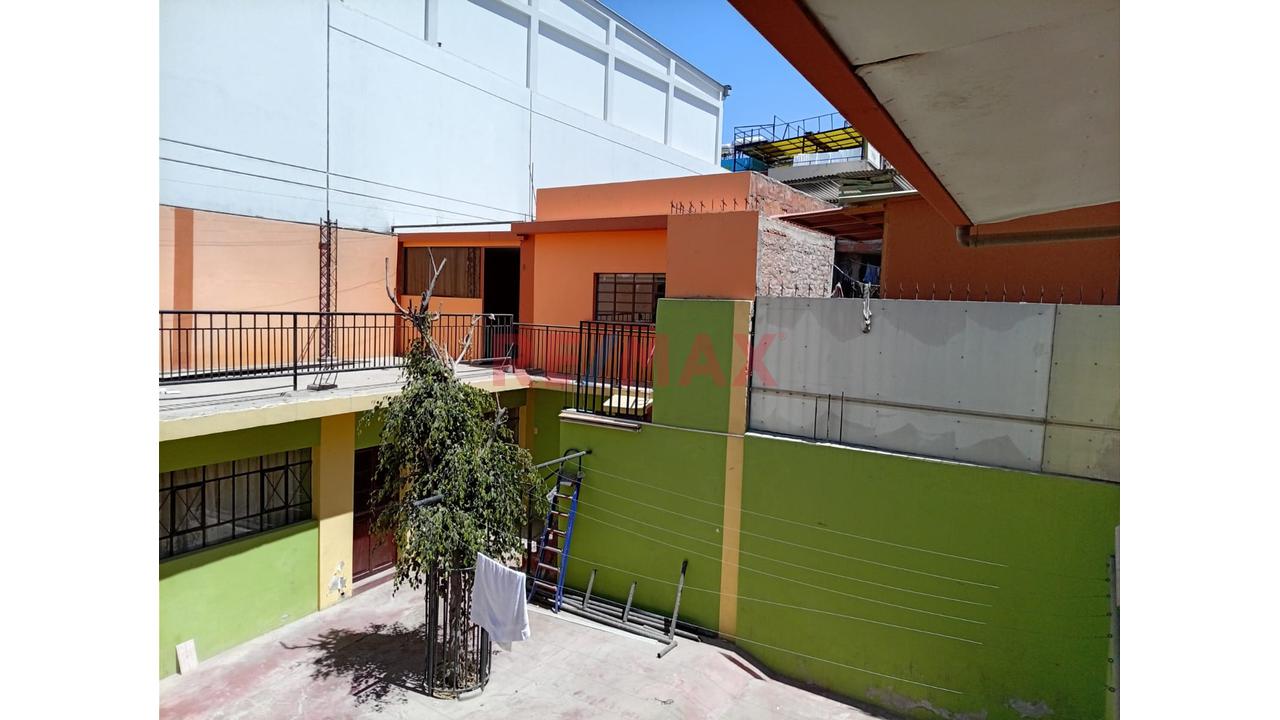 Casa Centrica En Venta Por La Plaza San Antonio — foto 3