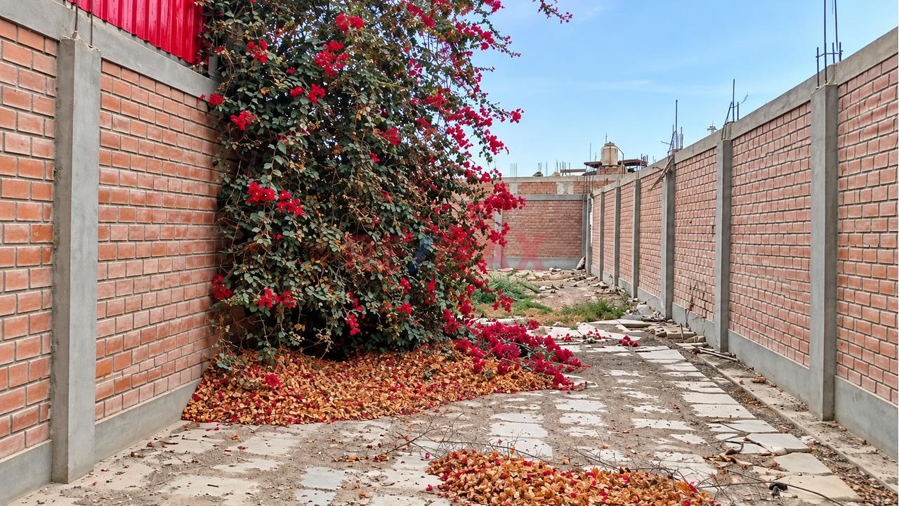 Se Vende Ampliio Terreno De 1,352 M² Cercado. - 2