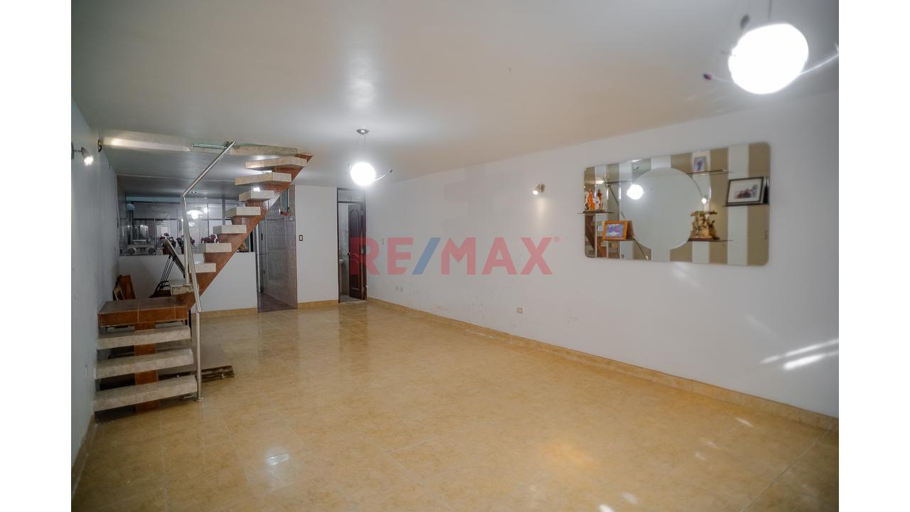 Oportunidad De Inversión En Chiclayo! Casa Familiar De 3 Pisos + Azotea Frente A Parque — foto 2