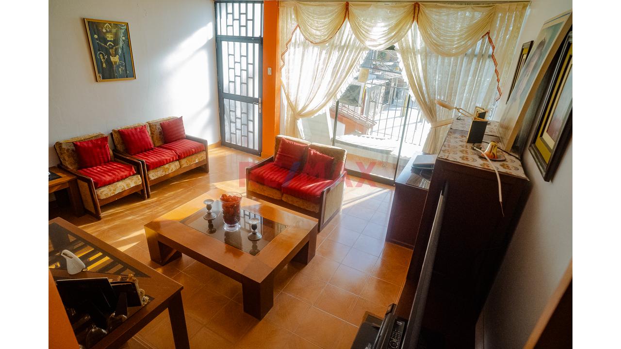 Oportunidad De Inversión En Chiclayo! Casa Familiar De 3 Pisos + Azotea Frente A Parque — foto 9