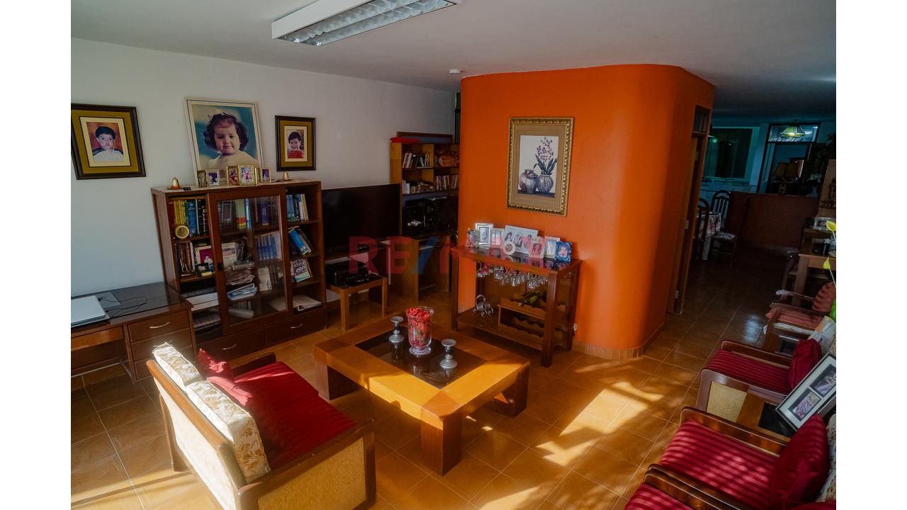 Oportunidad De Inversión En Chiclayo! Casa Familiar De 3 Pisos + Azotea Frente A Parque — foto 8