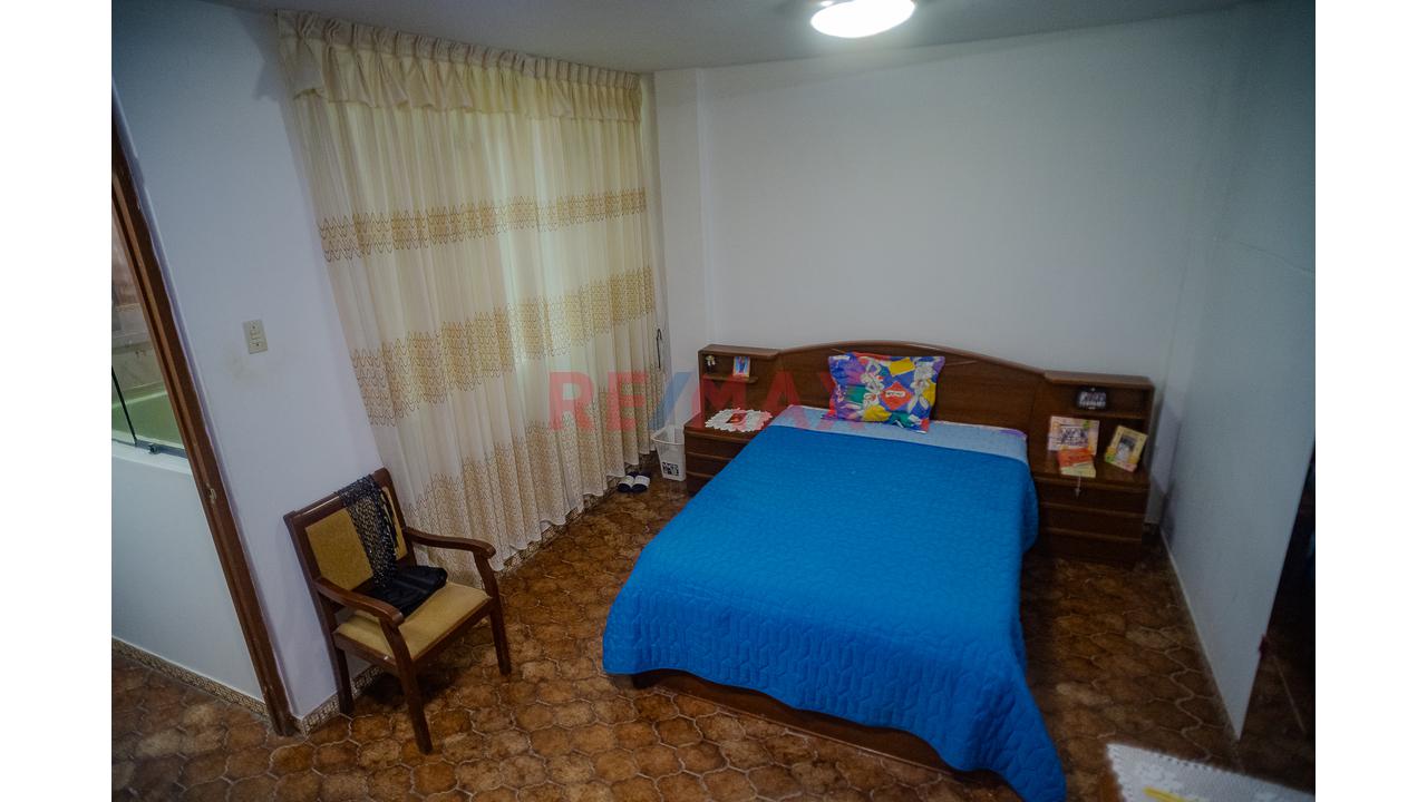 Oportunidad De Inversión En Chiclayo! Casa Familiar De 3 Pisos + Azotea Frente A Parque — foto 14