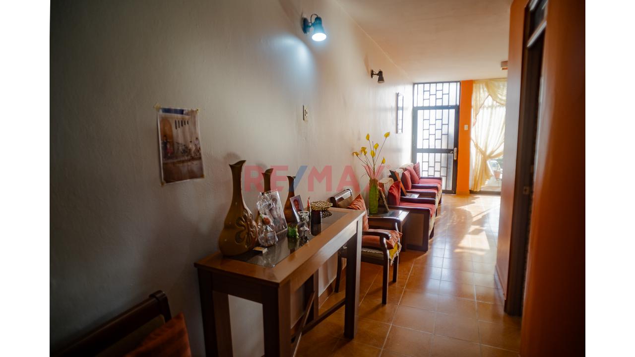 Oportunidad De Inversión En Chiclayo! Casa Familiar De 3 Pisos + Azotea Frente A Parque — foto 11