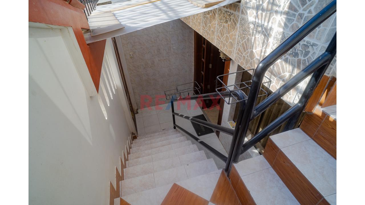 Oportunidad De Inversión En Chiclayo! Casa Familiar De 3 Pisos + Azotea Frente A Parque — foto 7