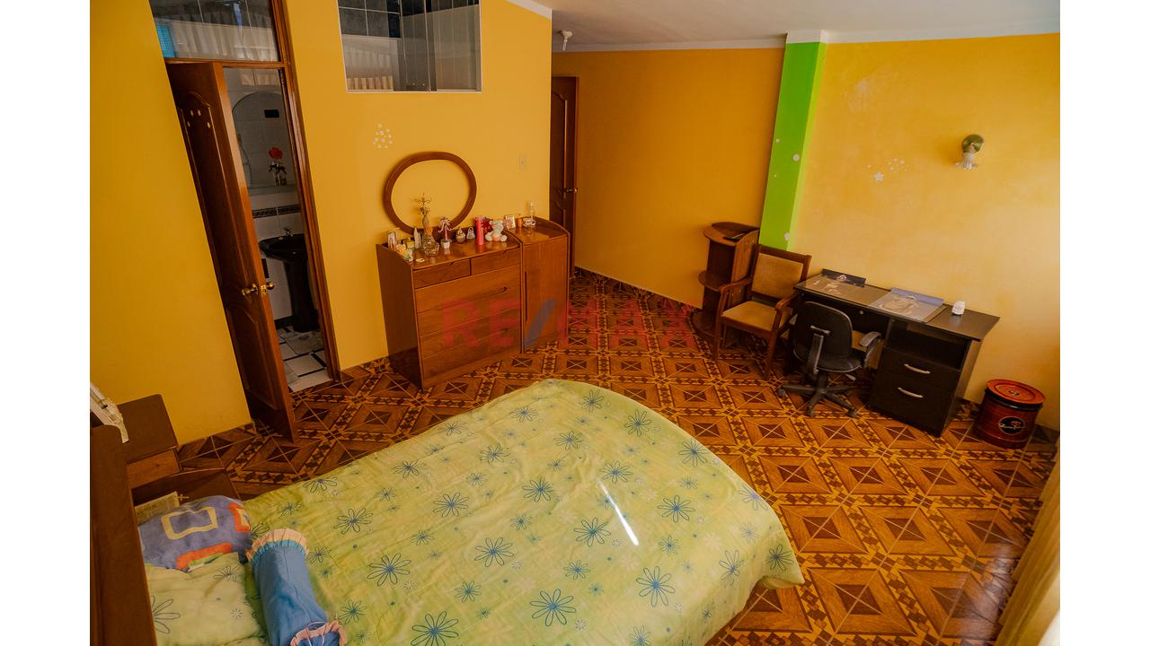 Oportunidad De Inversión En Chiclayo! Casa Familiar De 3 Pisos + Azotea Frente A Parque - 17