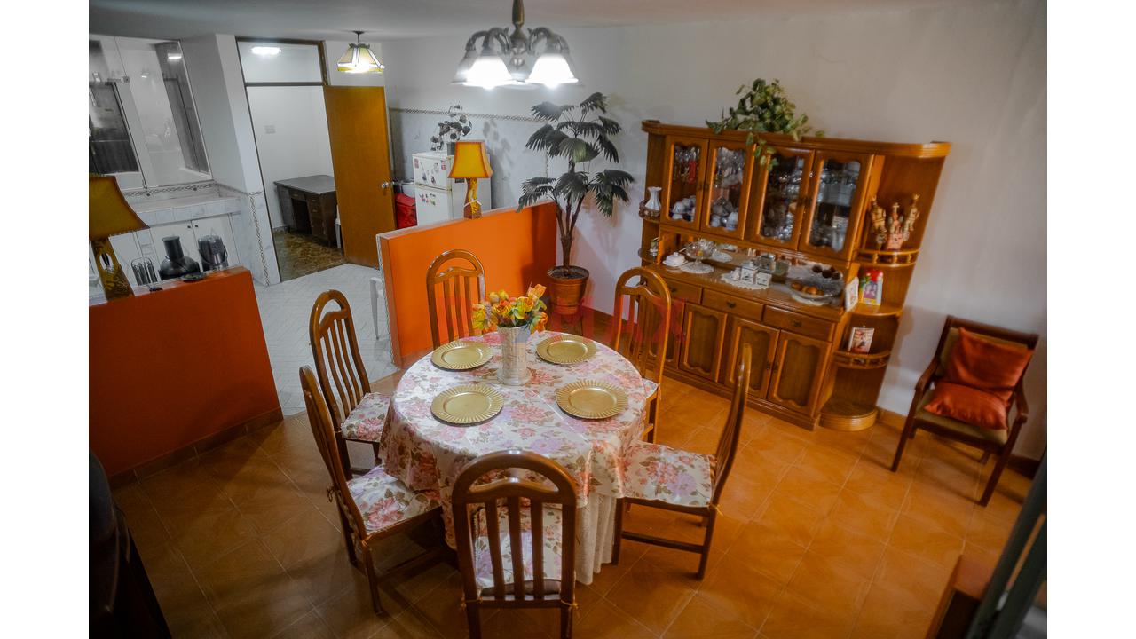 Oportunidad De Inversión En Chiclayo! Casa Familiar De 3 Pisos + Azotea Frente A Parque — foto 12