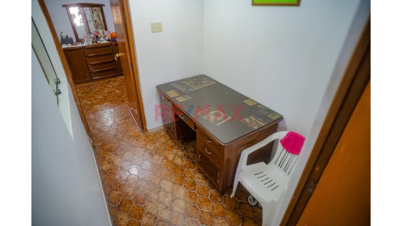 Oportunidad De Inversión En Chiclayo! Casa Familiar De 3 Pisos + Azotea Frente A Parque — foto 15
