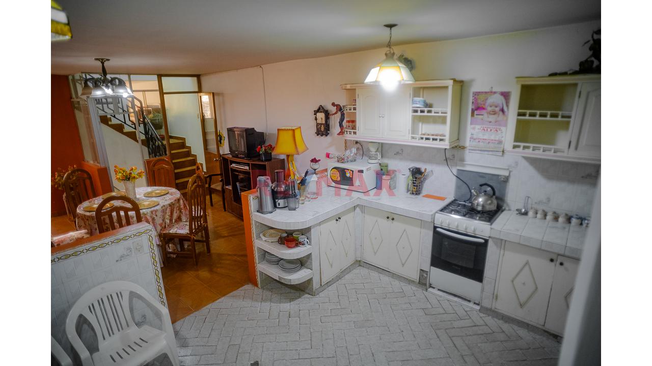 Oportunidad De Inversión En Chiclayo! Casa Familiar De 3 Pisos + Azotea Frente A Parque — foto 13