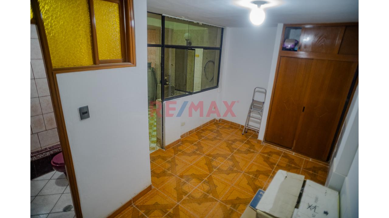 Oportunidad De Inversión En Chiclayo! Casa Familiar De 3 Pisos + Azotea Frente A Parque — foto 6