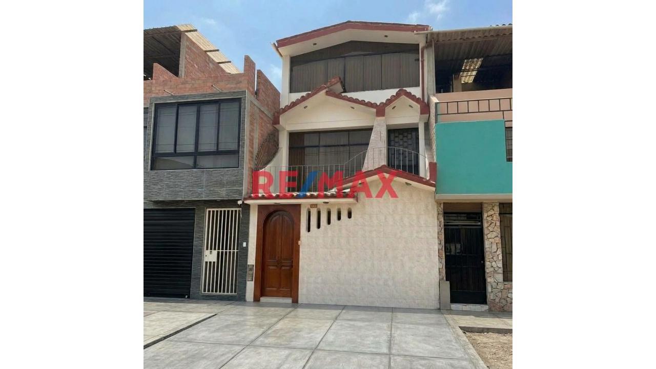 Oportunidad De Inversión En Chiclayo! Casa Familiar De 3 Pisos + Azotea Frente A Parque