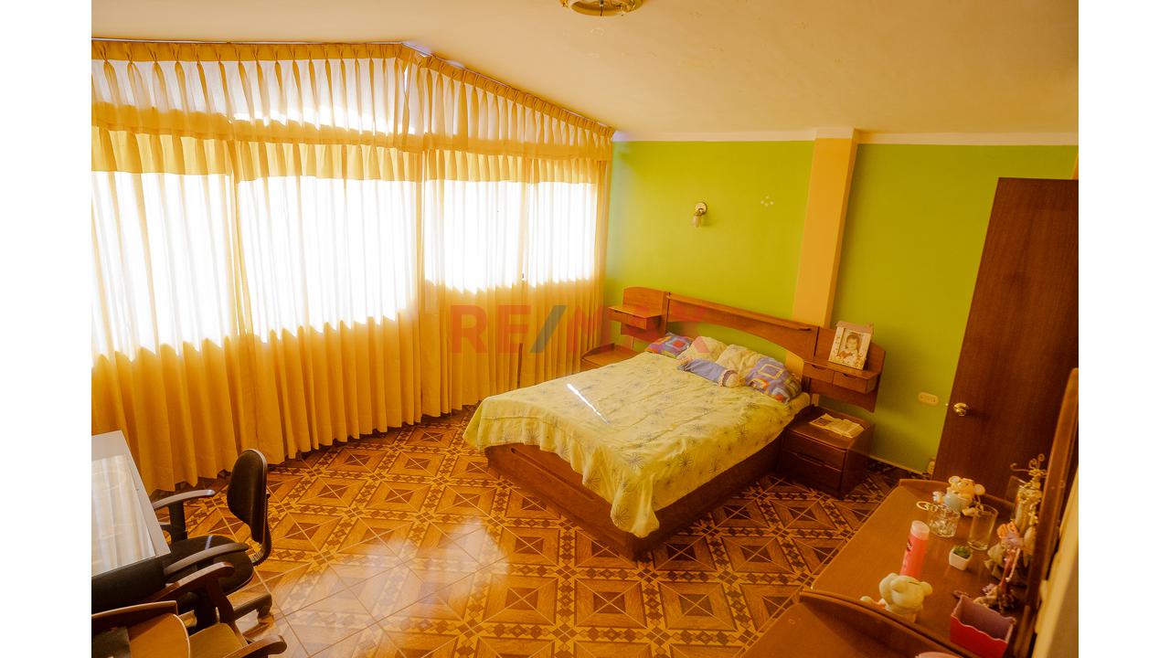 Oportunidad De Inversión En Chiclayo! Casa Familiar De 3 Pisos + Azotea Frente A Parque - 16