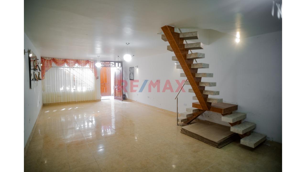 Oportunidad De Inversión En Chiclayo! Casa Familiar De 3 Pisos + Azotea Frente A Parque — foto 3