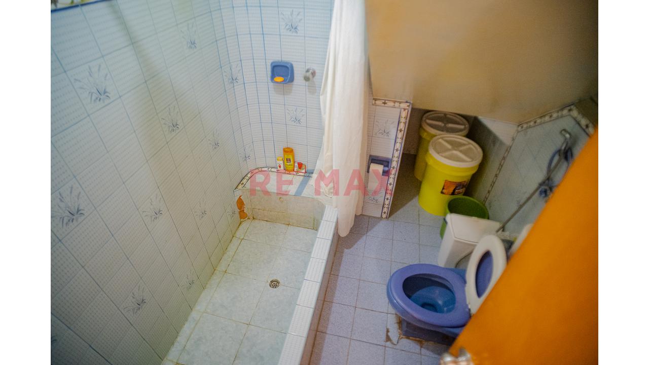 Oportunidad De Inversión En Chiclayo! Casa Familiar De 3 Pisos + Azotea Frente A Parque — foto 10