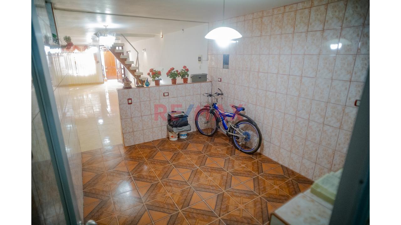 Oportunidad De Inversión En Chiclayo! Casa Familiar De 3 Pisos + Azotea Frente A Parque — foto 4
