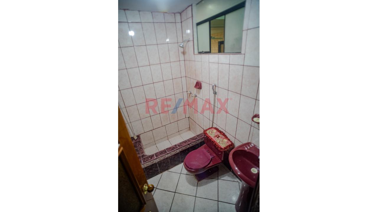 Oportunidad De Inversión En Chiclayo! Casa Familiar De 3 Pisos + Azotea Frente A Parque — foto 5
