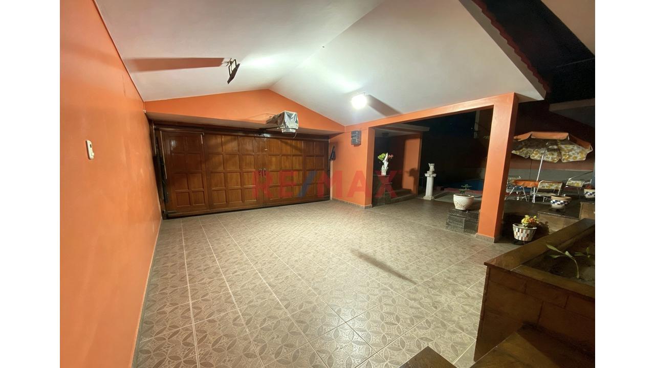 Casa De 2 Pisos Con Piscina + Terraza En Venta Urbanizacion Santa Victoria Chiclayo — foto 3
